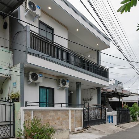 Отель Reddoorz At Flamboyan Harapan Indah Бекаси Экстерьер фото