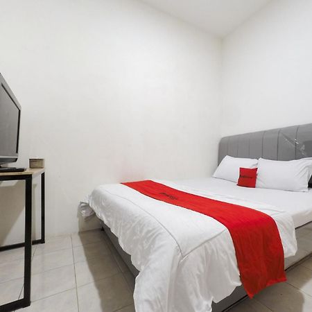 Отель Reddoorz At Flamboyan Harapan Indah Бекаси Экстерьер фото