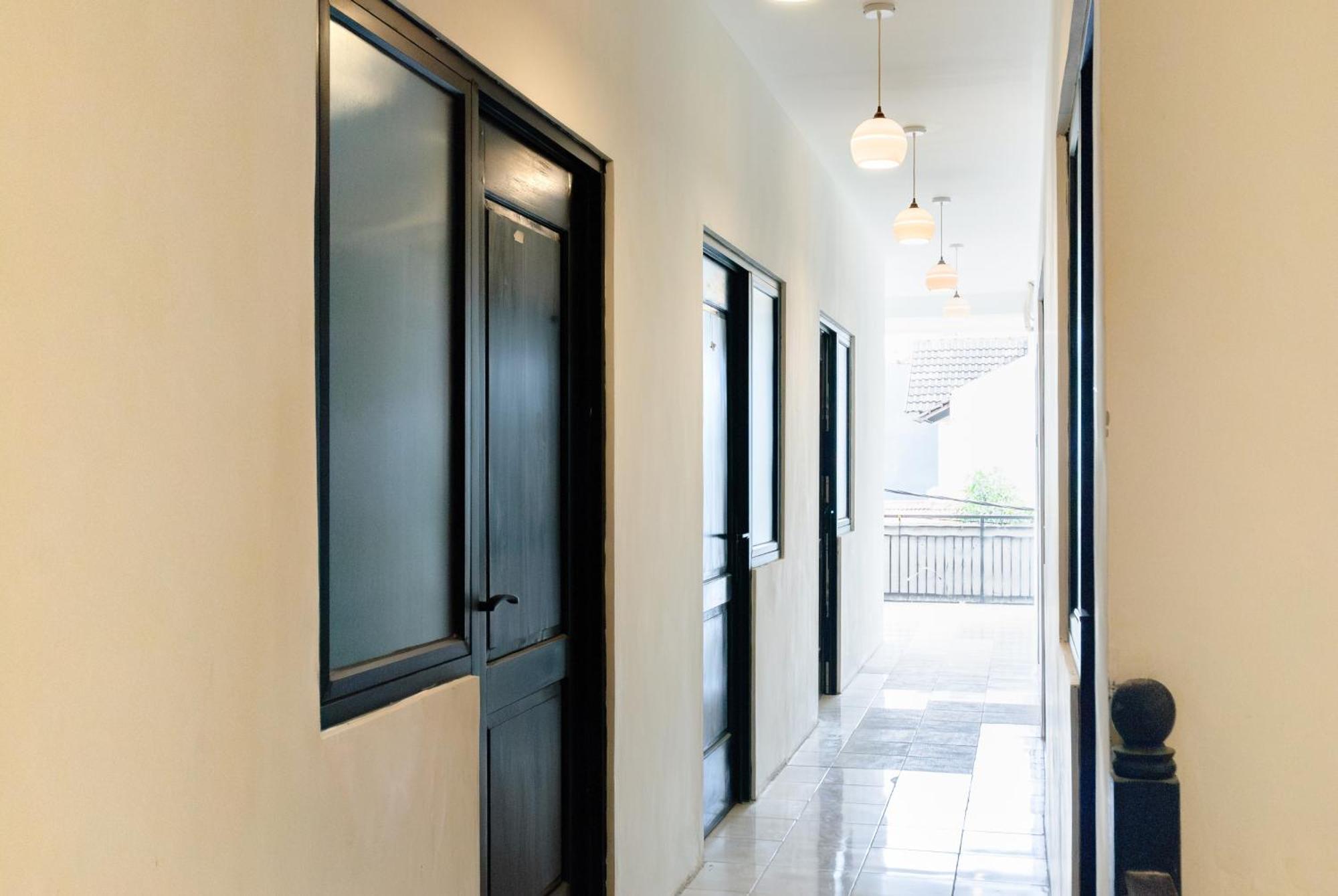 Отель Reddoorz At Flamboyan Harapan Indah Бекаси Экстерьер фото