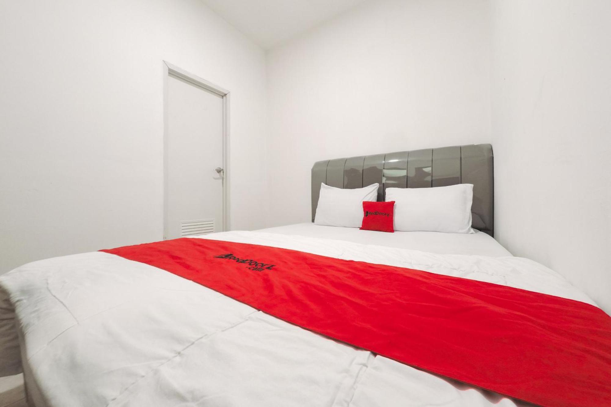 Отель Reddoorz At Flamboyan Harapan Indah Бекаси Экстерьер фото
