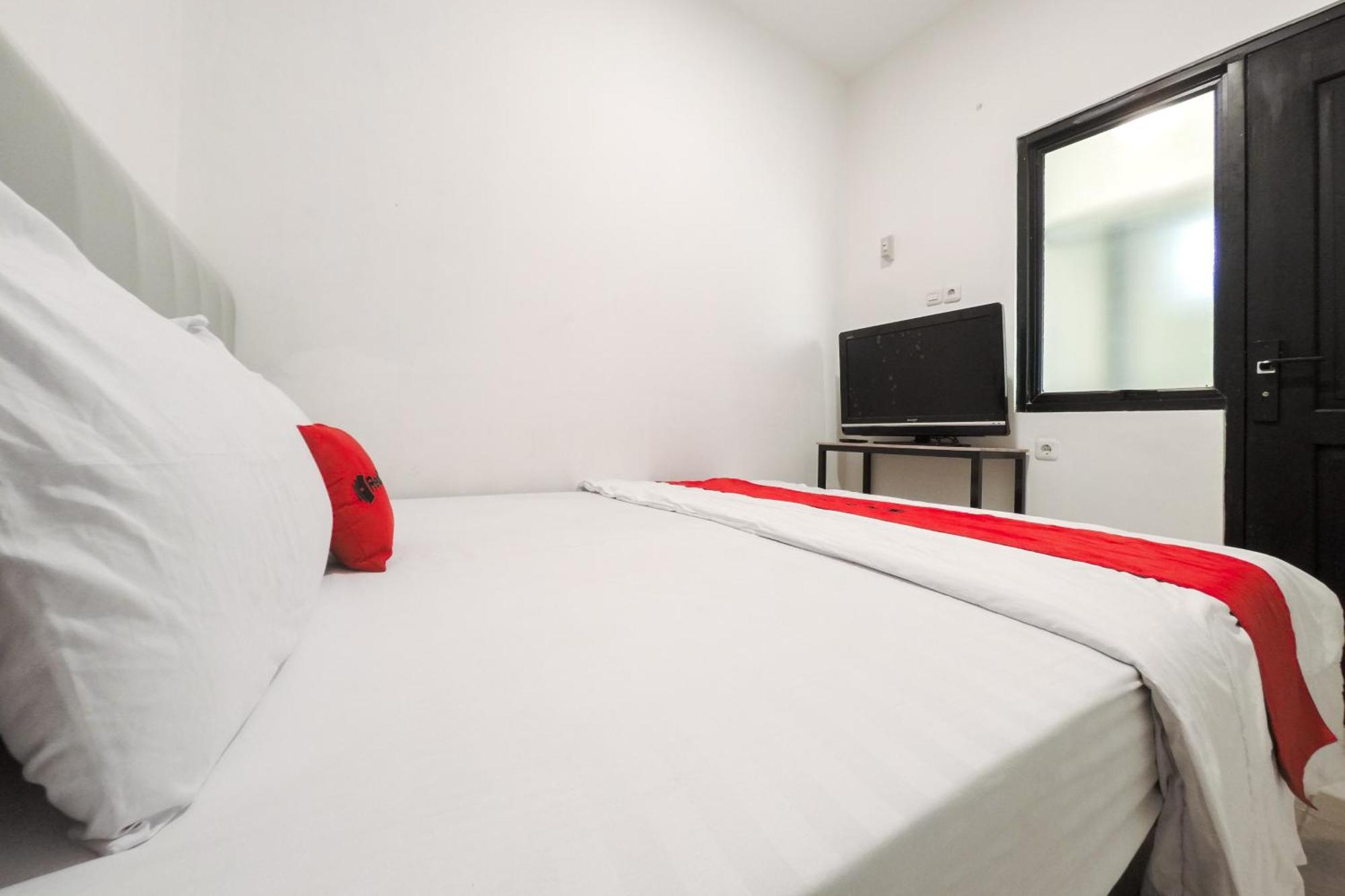 Отель Reddoorz At Flamboyan Harapan Indah Бекаси Экстерьер фото