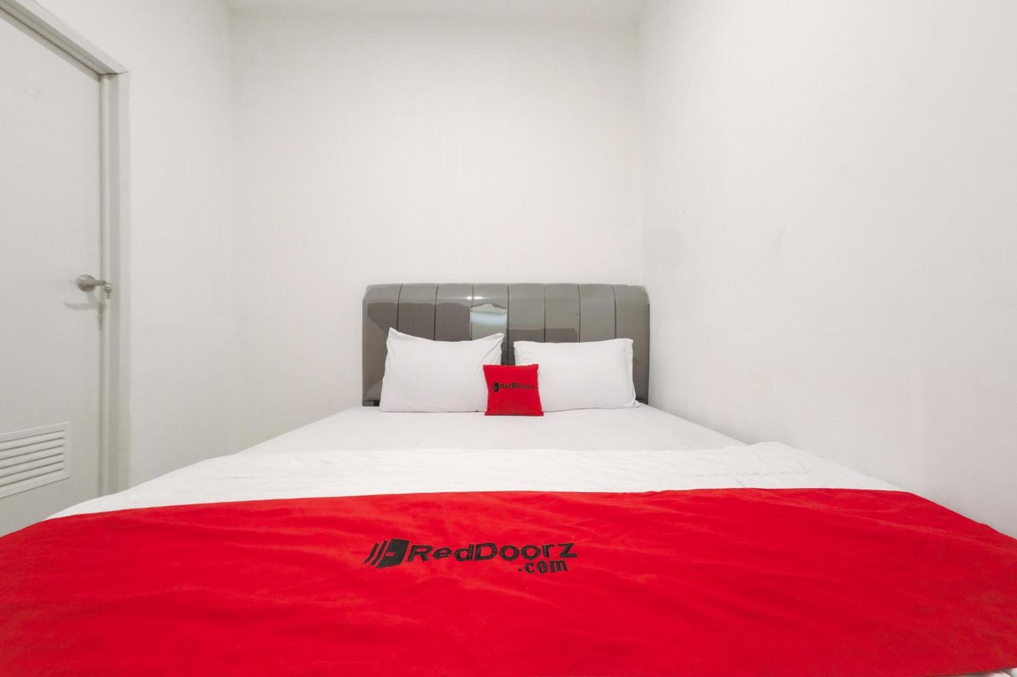 Отель Reddoorz At Flamboyan Harapan Indah Бекаси Экстерьер фото