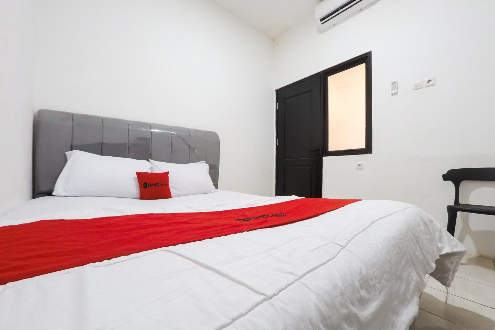 Отель Reddoorz At Flamboyan Harapan Indah Бекаси Экстерьер фото
